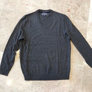 Like new wool/acrylic men’s v neck light weight sweater💙